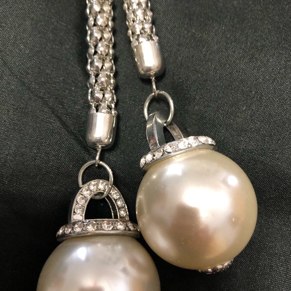 Silver necklace with Pearl and rhinestone detail - Picture 3 of 5